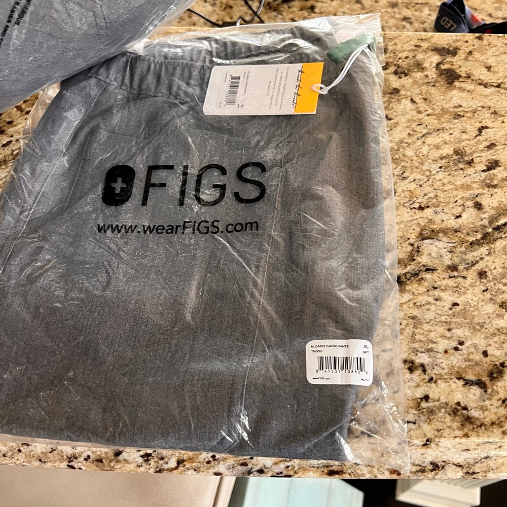 Bundle of four + pair of Figs Men’s scrubs. NWT to VGUC. XL - Picture 3 of 8
